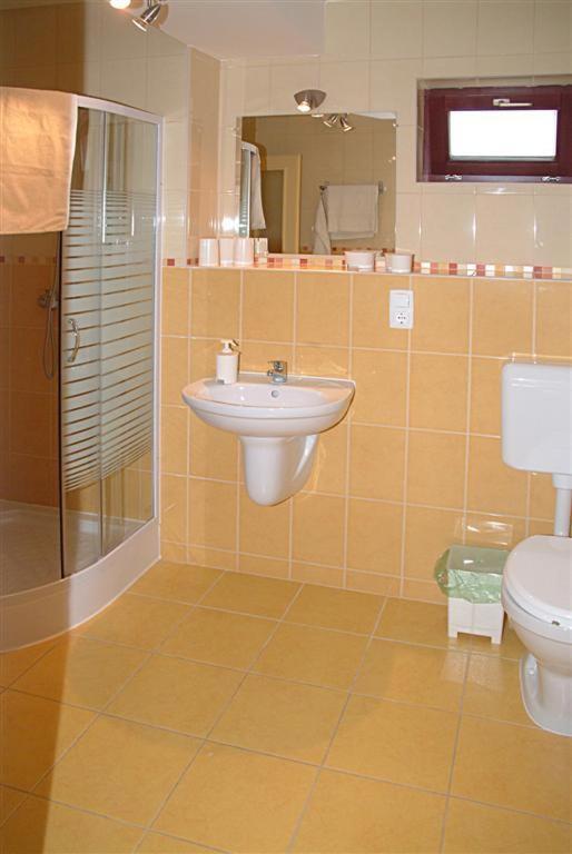 Decsi Vendeghaz Hotel Esztergom Bilik gambar